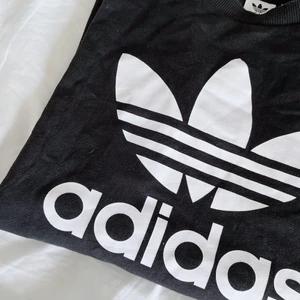 Adidas T-shirt - Flyttrensar garderoben så här kommer plagg jag inte använt på länge tyvärr, allt är fint skick 