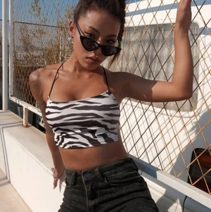 Topp - Snygg topp, aldrig använd! Är i storlek L men skulle säga att den är mer som M!