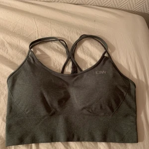Sport-bh icaniwill - Sport-bh från icaniwill, använd 1 gång utanför träning. Passar inte mig. Storlek L superfin grön färg med kors i ryggen. Kostade 300