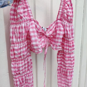 Rutig crop top från asos - Jättefin tröja som tyvärr är för liten för mig och därför aldrig är använd. (Slutsåld på Asos) Storlek 38, men den är väldigt liten vid brösten och passar nog därför xs/32/34. Pris kan diskuteras! Skriv för fler bilder. 💓