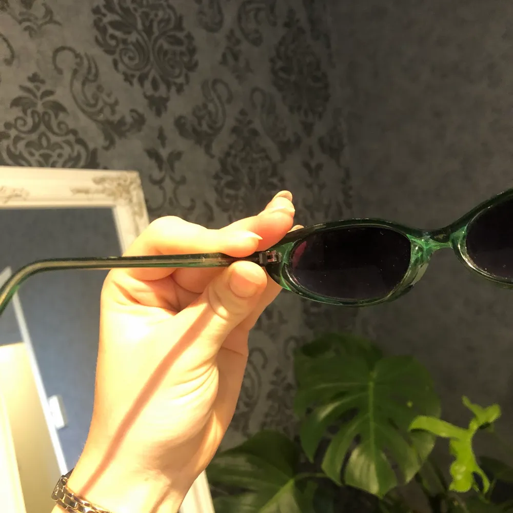 Svinballa vintage solglasögon från 90-talet. Se den rätta färgen på bild 2&3. Övrigt.