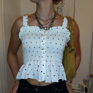 Jättesöt sommartopp me knappar💗🍭🍭 - Vit söt tröja me prickar formfitting me räfflor💖💖 skriv för mer bilder eller vad som helst:)) väskan kommer också ut snart på mitt konto om due intresserad av den💟💟pris e alltid diskuterbart och skriv för fler bilder eller om du undrar något💙💙💟💟