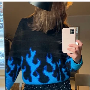 Eld tröja - As snygg eld-flame tröja. Passar as bra till blå jordans. Strl S men passar även xs och M