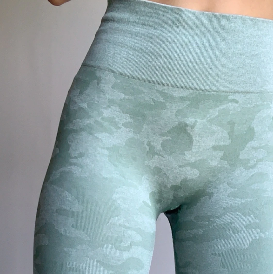 Kamouflage träningsbyxor i storlek S - 91