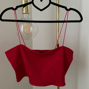 Sommartopp - Kort röd topp från Gina Tricot ❤️ Endast använt några få gånger 🌻