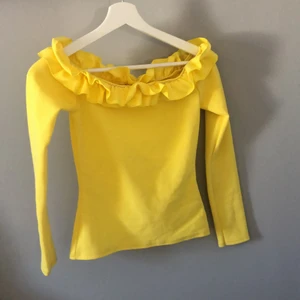 offshoulder topp - Gul offshoulder topp från Nelly, fint skick och sparsamt använd