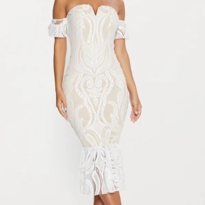 Otroligt fin kläning i storlek uk10 passar någon som är i S. Säljer pågrund av en fel storlek och gick inte att skicka tillbaka pågrund av retur fel. - @kläning väldigt bra skick eftersom den är bara testad.