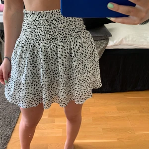 Kjol - Säljer denna jätte fina kjol💗 väldigt bra skick HÖGSTA BUD: 300kr+ frakt