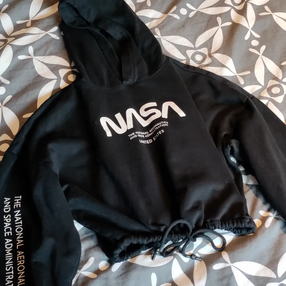 En NASA hoodie med knytning längst ner och text på båda nedre delen av armarna och bröstet. Storlek S, 45 kr + frakt 🥰. Tröjor & Koftor.