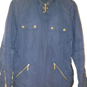 Jacka  - Stl L. Inköpt för 499:- 