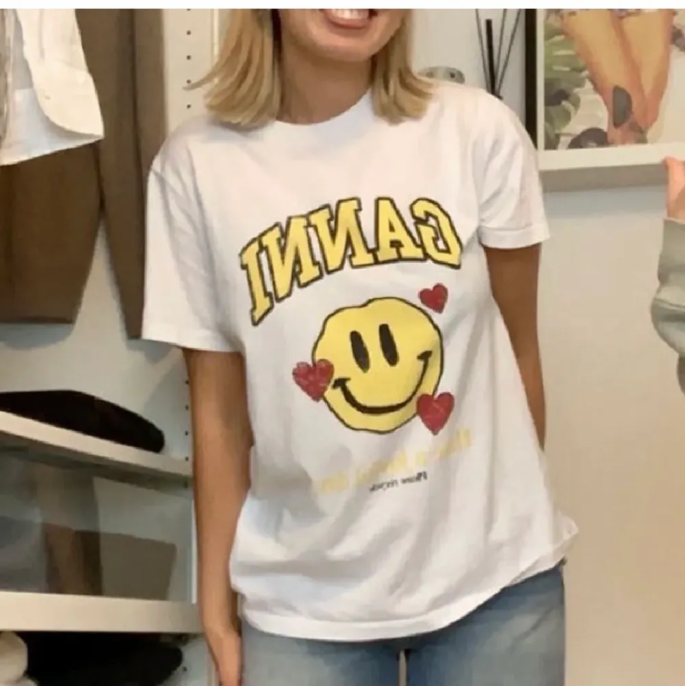 Säljer denna ursnygga tröjan från ganni🤩💞andvänd Max 3 gånger😌 (ska vara suddig smilie). T-shirts.