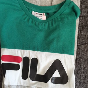 FILA Tshirt - Vuxit ur plagget något tvättskadat på märket annars fint skick