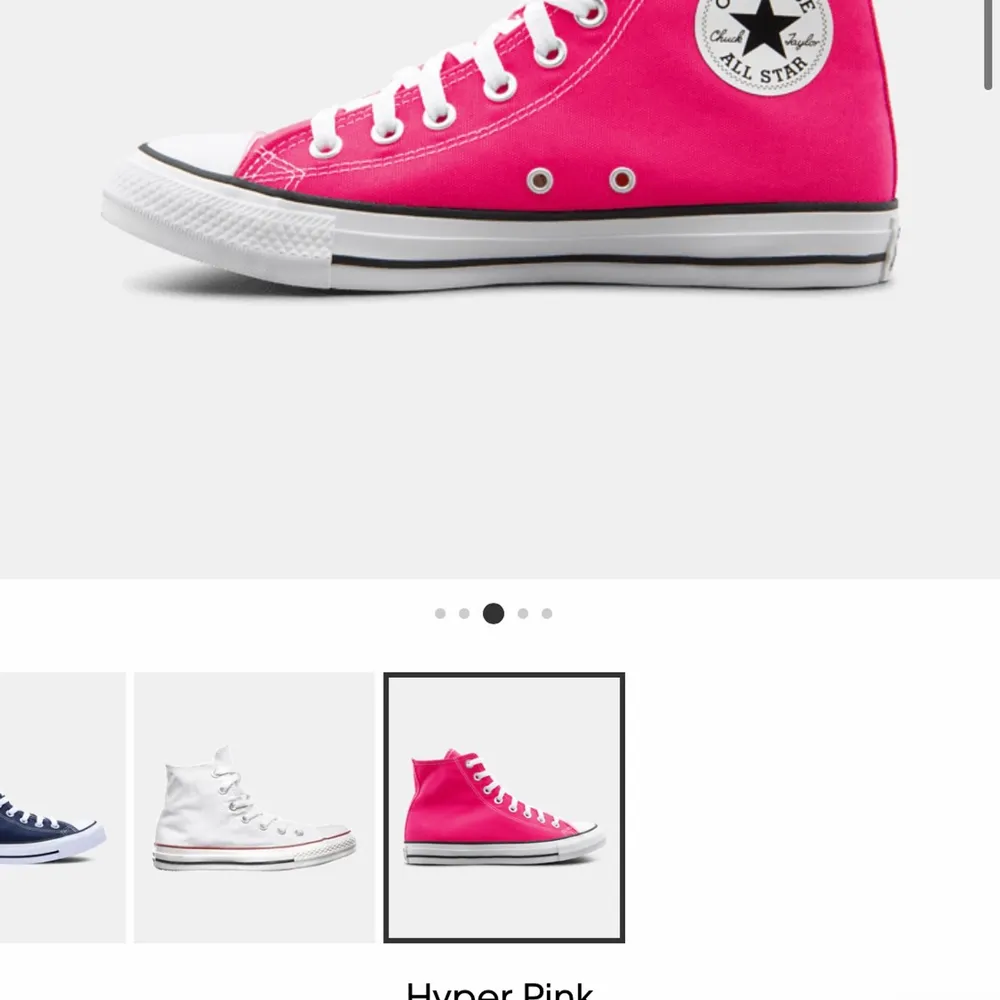 Säljer ett par converse i färgen hyper pink i bra skick för 200🥰 (kontakta mig för fler bilder och mer info). Skor.