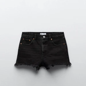 zara jeans shorts - Svarta super snygga jeans shorts från zara, köpta för 259kr! Säljer pga att jag har två par❤️❤️ använda 1 gång! Köp direkt för 250kr❤️