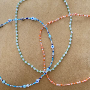 HANDGJORSA HALSBAND -  Här ser ni exempel på halsband jag gör! 🤍 Kunder som just specialdesignat sina egna halsband utifrån dem pärlona jag har. Har massvis med färger man kan kombinera med och dem behöver inte se ut just såhär. Super fina nu i sommar☀️ ( Dessa designs kan komma i armband, ring och fotlänks form med )   Startpris från 50kr ( priset varierar pga vilken design. )