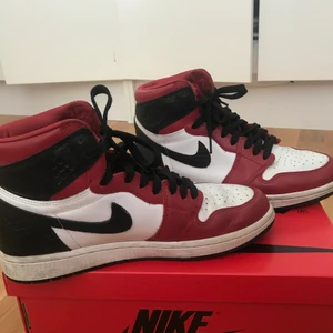 Jordan 1 High - Säljer nu mina Jordan 1, Satin snake High. Skorna är använda och ej i helt nyskick men fortfarande i ett skick där de är snygga och fräscha att använda med några synliga tecken där det syns att dom är använda sedan innan. Supersnygg modell och färgkombination på skorna! Skriv privat för fler närbilder på skorna🙌🏼😇😇😇 nuvarande bud: 1500kr