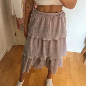 Plisserad glittrig kjol från nakd - Otroligt fin kjol från nakd! Lila/rosa och glittrig. Storlek S! Den är oanvänd. Säljer för 250kr, gratis frakt🤩 