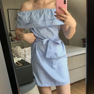 Randig sommarklänning - Superfin sommrig klänning från DM. Klänningen är i mycket bra skick och knappt använd. Köpt för ca 500kr