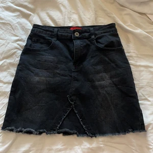 Svart kjol i storlek 38 - Säljer en svart jeanskjol som jag aldrig har använt. Vet inte riktigt vart jag köpte den, men tror jag köpte den för 299kr