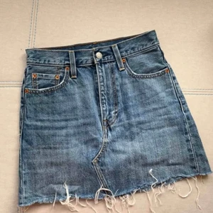 Levis Jeanskjol - Levis kjol i storlek 23. Bra skick. Kan mötas upp i Göteborg eller posta:)
