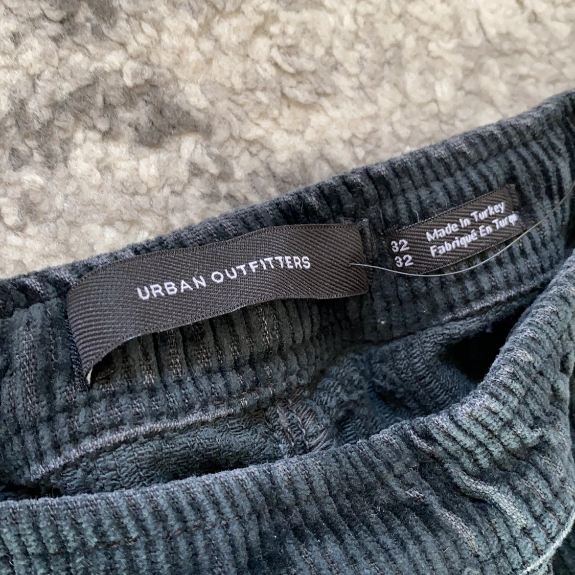 Urban Outfitters - Svarta manchester byxor - 90