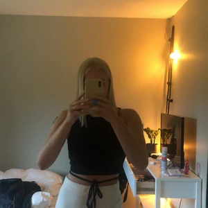 Topp med knytning - Svart topp från shein med knyte