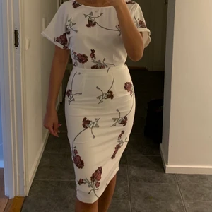 Blommig sommarklänning  - Helt ny, oanvänd! Vit klänning med mörkröda blommor 