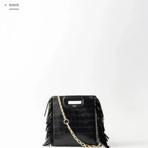 Maje väska  - Säljer min fina maje väska i den lilla modellen med den guldiga kedjan. Kvitto finns! Säljer vid bra bud. Buda från 1200