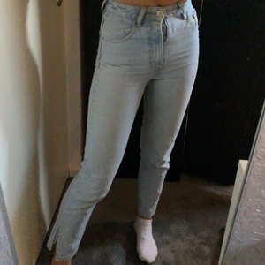 Jeans  - Snygga jeans från Zara som säljs då de är lite för små. Dragkedjan är sönder men fungerar att dra upp ändå. Kontakta mig vid intresse, köparen står för frakt ❤️