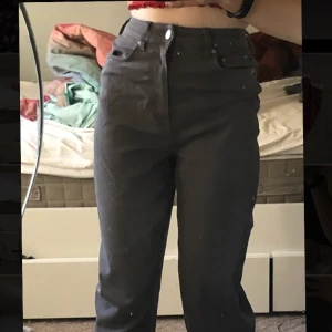 Byxor! - Fick inte plats med hela byxorna av någon anledning. Köpta från hm helt oanvända! Är i storlek XS och säljer dem för 50kr plus frakt! Gråaktiga och pösiga förutom i midjan :)
