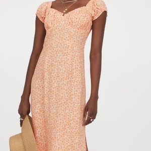 Hm klänning  - Jag säljer min klänning från hm pga fel storlek. Klänningen är slutsåld överallt. Storlek 36, helt oanvänd. Den passar som en S 