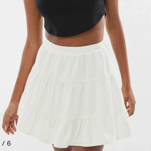 Kjol - Linne kjol från bershka, somrig och söt!🥰 kommer tyvärr inte till användning:(