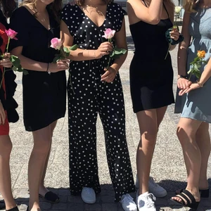 Prickig byxdress  - Säljer min fina byxdress. Den är använd en gång, på skolavslutning 2018 och finns ej att köpa längre. Materialet är väldigt skönt och luftigt. Storleken går att anpassa genom att knyta i midjan. Plagget passar s/m/l 🌟