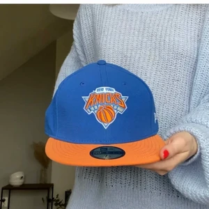 New era keps - ⚡️⚡️TREND ALERT⚡️⚡️ Keps jag tidigare köpt här på plick säljer jag nu vidare. Den kommer från New era o är unisex i retrokänsla. Osäker ifall den går att få tag i längre. SIZE 59, 7,5= 59,5 CM💗💗  fraktkostnaden är 62kr💗 bilder lånade från Emma Melander