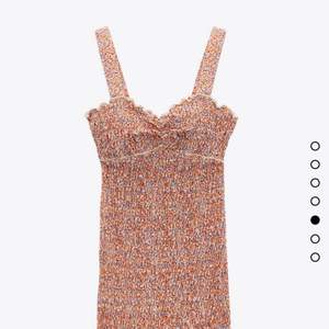 Helt oanvänd klänning ifrån Zara i storlek XS, prislapp finns kvar. Nypris 399kr.