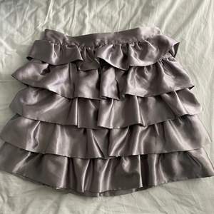 En snygg silver kjol, ingen stretch så liten i storleken🥰 köparen står för frakten 