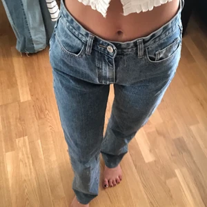 raka jeans - raka jeans från PLT. säljer då de inte kommer till användning. har sytt upp de för att de var för långa. en tråd sticker ut vid gylfen, går säkert att klippa av - därav priset. 💗 är 177 cm lång