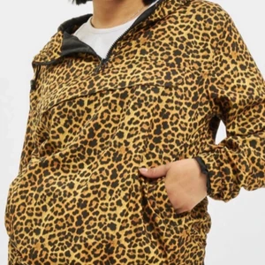 Leopard jacka - Köpte den här fina jackan för 330kr men säljer för 200kr , väldigt snygg och skön, använt få gånger 