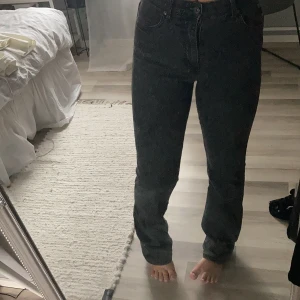 Svarta jeans - Dessa jeansen är jag så ledsen över att behöva sälja för dem går att ha till allt och är såå sköna. Dem är i st 38 men skulle säga att dem passar mindre också ifall man vill ha dem lösa, men dem säljs inte längre och jG köpte dem för 500 så tänkte sälja för 150🤍