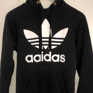 Adidas hoodie - Hoodie är använd ett antal gånger, i bra skicka dock har trycket slitits lite. Strlk XS, köparen står för frakt