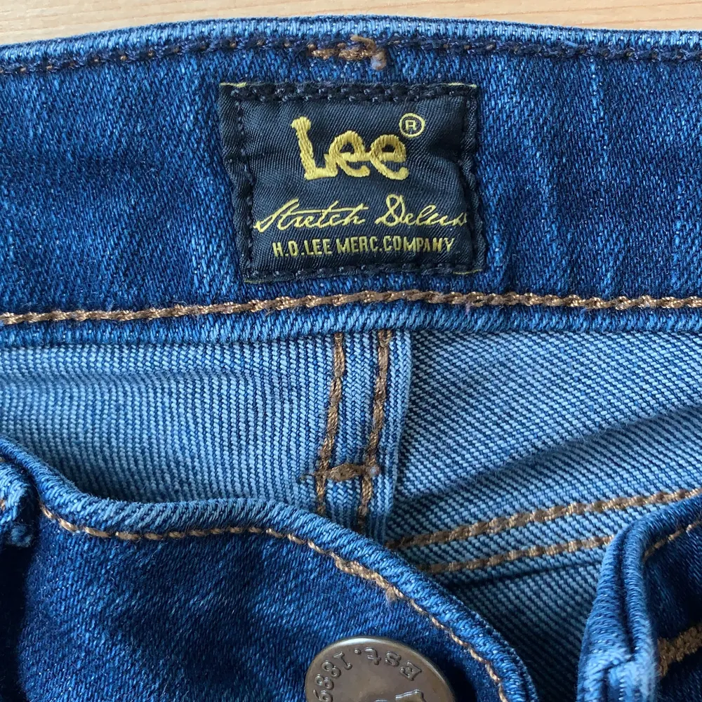 Skinny jeans från lee! Fint skick, köparen står för frakten!. Jeans & Byxor.