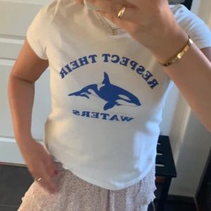 tröja med delfiner - säljer nu min fina tröja från Gina Tricot (slutsåld), den är onesize men passar mig som är s/m! Superfin till tex kjol eller jeans 💘💘 skriv för frågor osv