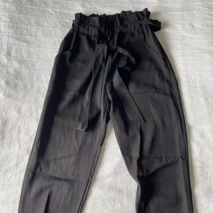 Svarta kostymbyxor - Ett par svarta kostymbyxor från Dennis Maglic i Strl XS, använda ett par gånger, säljer pga för små i storleken för mig. Skicka ett meddelande för fler bilder! 😄