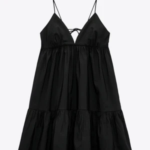 Zara klänning - Säljer denna jätte snygga zara klänning andvänd Max 2 gånger , köparen står för frakten💕