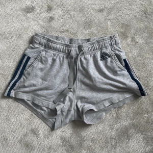 Adidas shorts - Jättesköna adidasshorts som inte används längre 