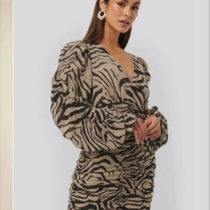 NA-KD klänning - Säljer denna superfina slutsålda klänning från NA-KD, använd en gång! Storlek 36😊