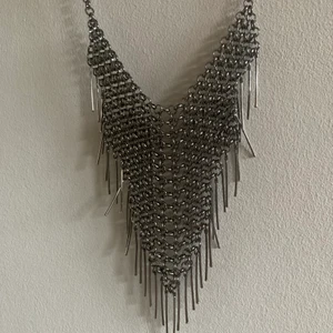 Halsband och smycken - Har detta supercoola chainhalsband som tyvärr inte är min stil, en kedja och ett gäng blandade statement halsband samt två par örhängen! Priset är diskuterbart så kom med förslag❤️