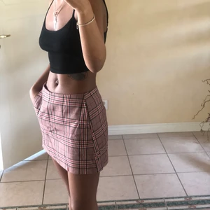 Urban Outfitters Kjol - M - Superfin kjol (med fickor!!) Säljer då den är för stor för mig 🥰