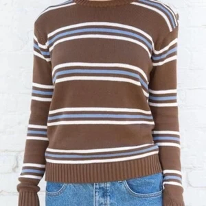 Brandy Melville sweatshirt  - Superfin långärmad tröja från brandy Melville. Materialet är som stickat men ändå väldigt luftigt. Finns ett litet hål (lagat) men det syns inte alls när man har på sig den. Märkt i one size men skulle säga att den passar från XS-M/L. Skriv privat för fler bilder. Frakt ingår ej 💓