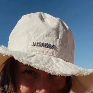 Jacquemus hatt - Populära, ombloggad och slutsåld hatt från jacquemus le Bob! Köpt från mytheresa, digitalt kvitto finns. Den är använd ca 5-6 gånger men inga defekter eller liknande. 